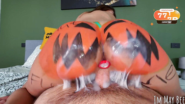 Halloween estéjén fenék dugóval a sejhajában kívánta a dögös bigém hogy őrülten megkeféljem Thumb