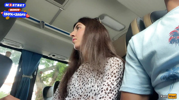 Átült mellém az idegen leányzó a buszon hogy megcibálja az erektált péniszemet Thumb