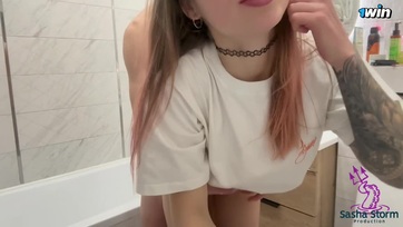 Odatoltam az erektált pélómat a tüneményes mostoha nővérkémnek a vécén majd komolyan meg is basztam Thumb