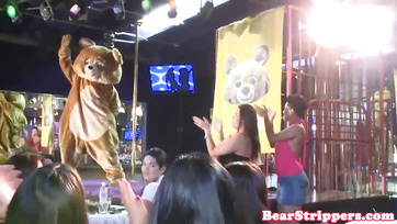 A szerencsésebb luvnyák megszopizhatták a jóvágású kisportolt faszik fütyijét a lánybúcsún Thumb