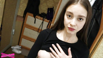 Rögtön benyálazta a vastag virslimet a bűbájos 18 esztendős kedveském amint megérkezett a fősuliból Thumb