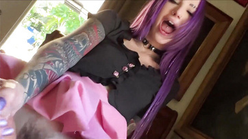 Komolyakat lőtt a punk fiatal leányzó pinája, mialatt a mostohafivére nagy péniszén ugrándozott Thumb