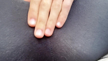A fiatal szőkehajú lányka engedte hogy megsimogassam és megrakjam a sikamlós puncusát a közparkban Thumb