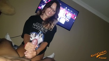 A Csillagok háborúját nézi a nimfomániás barnabőrű csaj, miközben a csávója brutálisan seggbedugja Thumb